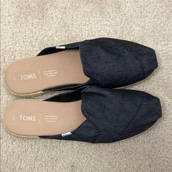 TOMS Women's Black Mules with Tan Sole - Picture 3 of 5